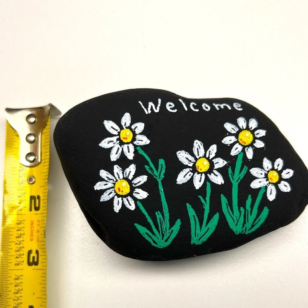 Hand painted WELCOME Rock with daisies